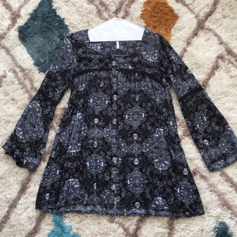 Black patterned top